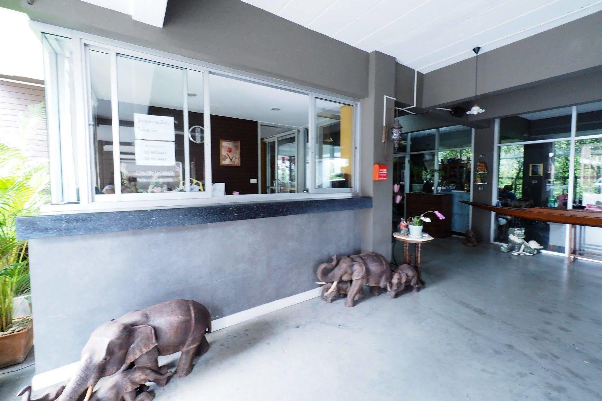 Namnon Place Nonthaburi Extérieur photo